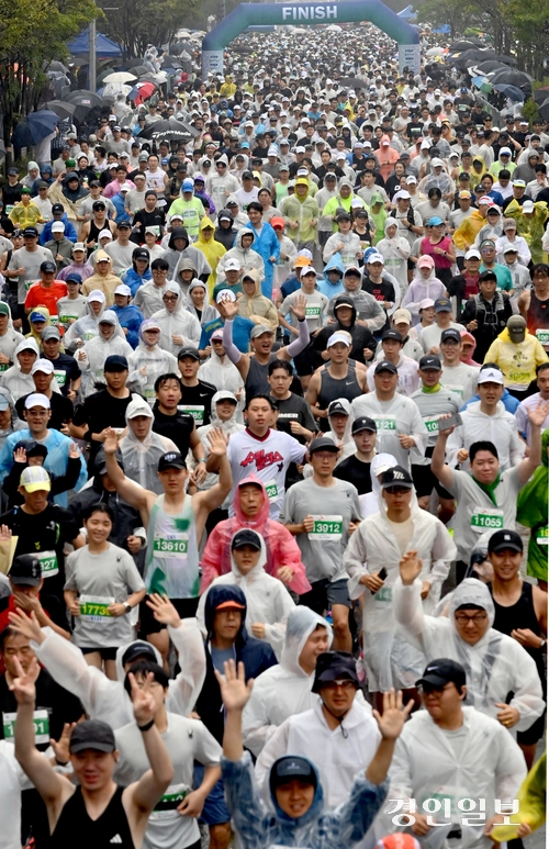2025 인천송도국제마라톤대회가 열린 28일 오전 인천 송도국제도시에서 참가자들이 힘차게 출발하고  있다. 2025.9.28 /김용국기자yong@kyeongin.com