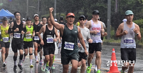 2025 인천송도국제마라톤대회가 열린 28일 오전 인천 송도국제도시에서 참가자들이 힘차게 달리고 있다. 2025.9.28 /조재현기자 jhc@kyeonign.com