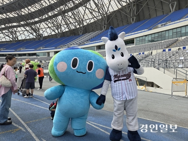 지난 27일 용인미르스타디움에서 열린 조아용 페스티벌에서 경기도 캐릭터 봉공이와 명지대 캐릭터 마루가 포즈를 취하고 있다. 2025.9.27 용인/오수진기자 nuri@kyeongin.com
