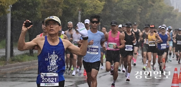 2025 인천송도국제마라톤대회가 열린 28일 오전 인천 송도국제도시에서 참가자들이 힘차게 달리고 있다. 2025.9.28 /조재현기자 jhc@kyeonign.com