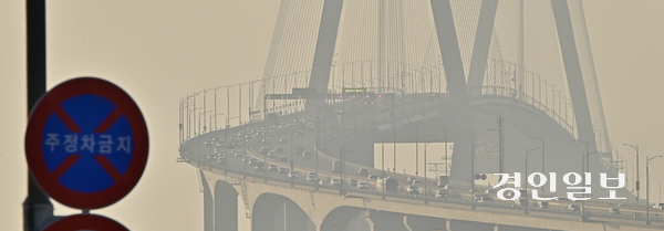국토교통부가 지난 25일 인천대교 운영사와 회의를 열어 인천대교 일부 구간에 안전난간을 설치하기로 결정한 가운데 인천대교 인근에 주정차 금지 표지판이 설치되어 있다. 인천대교는 지난 2009년 개통 이후 최근까지 80명이 넘는 투신자가 발생했다. 2025.9.26 /조재현기자 jhc@kyeongin.com