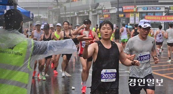 2025 인천송도국제마라톤대회가 열린 28일 오전 인천 송도국제도시에서 참가자들이 급수대에서 물을 마시고 있다. 2025.9.28 /조재현기자 jhc@kyeonign.com