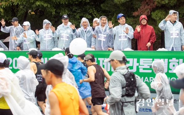 2025 인천송도국제마라톤대회가 열린 28일 오전 인천 송도국제도시에서 유정복인천시장 등 내빈들이 출발하는 참가자들을 격려 하고 있다. 2025.9.28 /김용국기자 yong@kyeongin.com