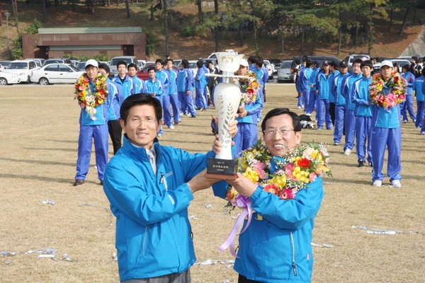 2009년 10월 27일 당시 제90회 전국체육대회에서 사상 첫 종합우승 8연패를 달성한 경기도 선수단을 위해 도청 광장에서 열린 환영식. 홍광표 총감독이 김문수 도지사에게 종합우승배를 건네고 있다. 2009.10.27 /경기도 제공