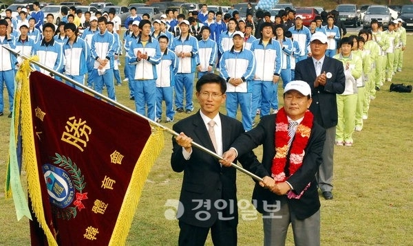 2008년 10월 17일 당시 제89회 전국체육대회 경기도선수단 환영식 및 해단식에서 김문수 도지사가 한영구 도체육회 사무처장으로부터 종합우승기를 봉납받은 뒤 우승기를 흔들고 있다. /경인일보DB