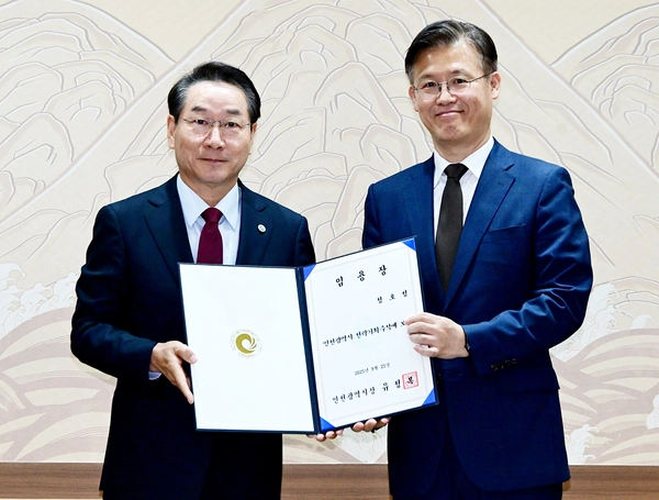 유정복 시장에게 임명장을 받은 정호성 인천시 전략기획수석. 2025.9.25 /인천시 제공