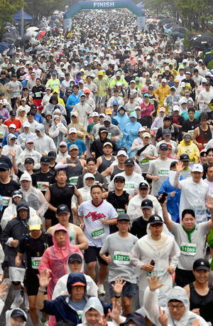 아름다운 송도 빌딩숲 풍경 보며 1만4천명 ‘우중 레이스’ 즐겼다