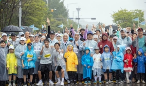 [화보] 가을비 뚫고 달리는 러너들 ‘2025 인천송도국제마라톤대회’
