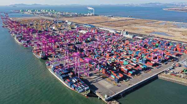 항만업계에 따르면 인천 신항 배후단지 1-1단계 2구역을 개발한 민간 사업자인 인천신항배후단지(주)는 인천지방해양수산청에 7만5천920㎡를 우선 매수 청구했다. 사진은 인천신항 전경. /연합뉴스