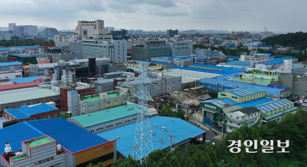 분산에너지 정책이 ‘차등 전기요금제’라는 난제를 만나 공회전을 거듭하고 있다. 사진은 인천 남동국가산업단지에 설치되어 있는 고압송전탑의 모습. /경인일보DB
