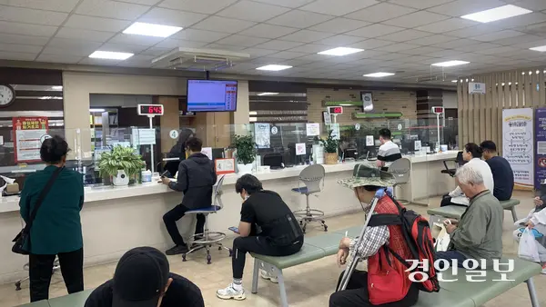 29일 오전 화성시 봉담읍행정복지센터 민원실에서 주민들이 주민등록 등·초본 발급을 위해 대기하고 있다. 2025.9.29 /유혜연기자 pi@kyeongin.com