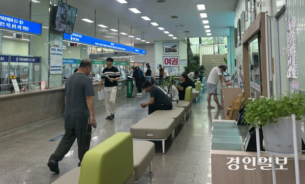 29일 오전 인천 남동구청 종합민원실에 각종 증명서를 발급받으러 온 주민들로 붐비고 있다. 2025.9.29 /백효은기자 100@kyeongin.com