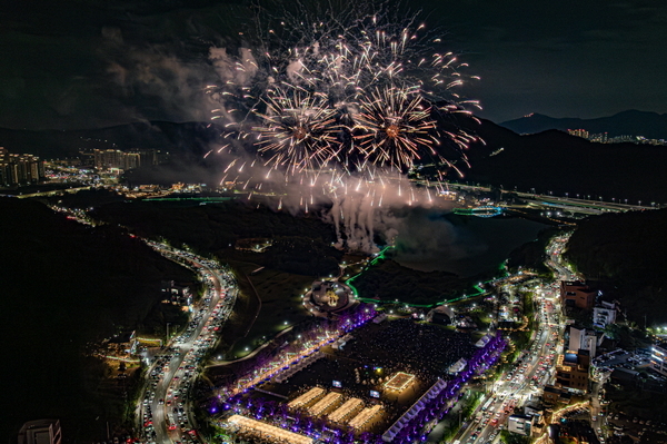 제21회 의왕백운호수 축제의 대미를 장식한 불꽃 쇼. /의왕시 제공