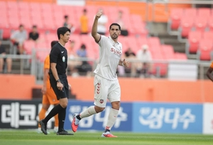 [화제의 선수] K리그1 수원FC 싸박, ‘골 결정력’으로 팀 구출… 득점 단독 선두로