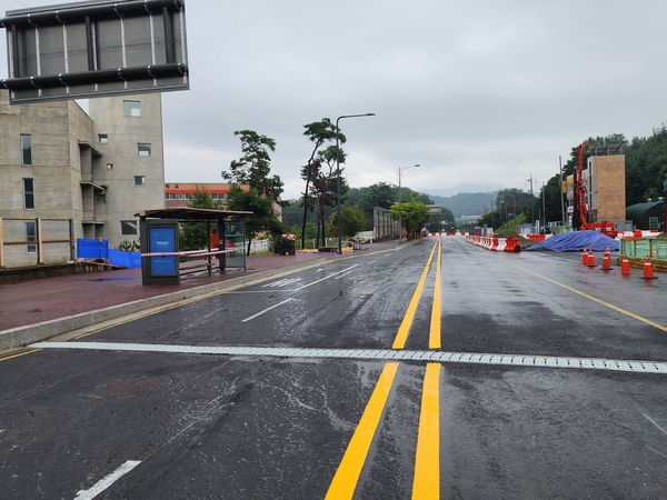 30일 0시부터 임시개통되는 광명 신안산선 붕괴 사고 현장 인근의 광명시 오리로 약 500m 구간 도로. 이 도로 개통으로 그동안 중단됐던 안양 친목·호현마을과 광명을 연결하는 시내버스 노선이 30일 첫차부터 운행을 재개한다. 2025.9.29 /안양시 제공