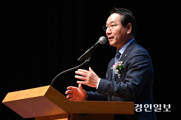 30일 오후 수원시 팔달구 경기아트센터 소극장에서 열린 경인일보 창간 80주년 기념식에서 유정복 인천광역시장이 축사를 하고 있다. 2025.9.30 /최은성기자 ces7198@kyeongin.com