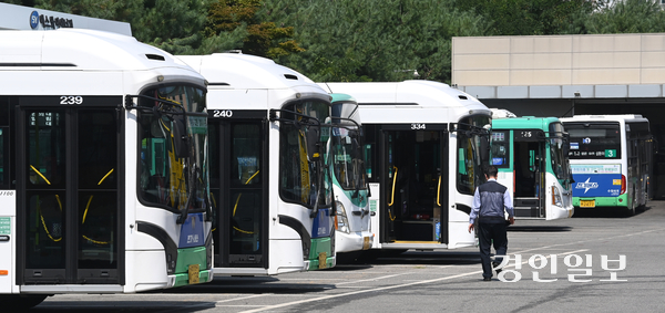 경기버스노조가 내달 1일 총파업을 예고한 가운데 경기 버스 노사가 막판 협상에 나선다. 사진은 수원시내 한 버스 차고지 모습. /경인일보DB