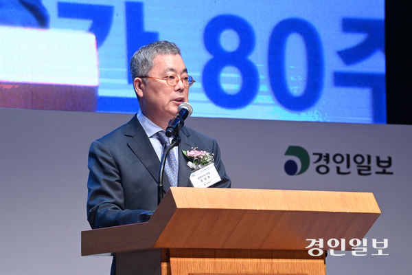 30일 오후 수원시 팔달구 경기아트센터에서 경인일보 창간 80주년 기념식에서 홍정표 대표이사는 “80년 역사를 디딤돌 삼아 새로운 80년을 향해 나아갑니다”고 말했다. 2025.9.30 /최은성기자 ces7198@kyeongin.com
