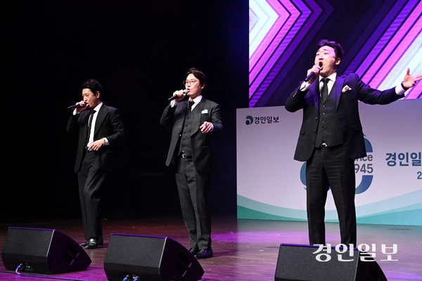 30일 오후 수원시 팔달구 경기아트센터 소극장에서 열린 경인일보 창간 80주년 기념식에서 팝페라 그룹 ‘라클라쎄’는 창간 퍼포먼스로 참석자들의 박수와 큰 호응을 이끌었다. 2025.9.30 /최은성기자 ces7198@kyeongin.com