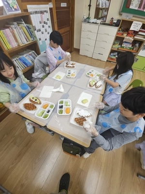 크로플 만들기 체험 중인 3학년 학생들./신봉초 제공