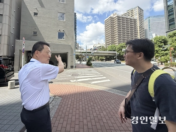 지난달 11일 오전 일본 도쿄 지요다구 니시간다램프 인근 교차로에서 취재팀과 동행한 주재형 재일본한국YMCA 총무와 종교사학자 홍이표 박사가 옛 조선기독교청년회관 위치에 대해 이야기하고 있다. 소실된 옛 기독교청년회관 자리는 도쿄 도시 개조 사업으로 인해 정확히 확인하기 어려운 상황이다. 2025.9.11 /박경호기자 pkhh@kyeongin.com