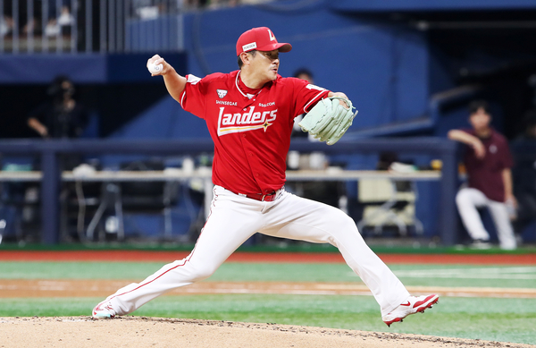 SSG 랜더스 노경은이 지난달 30일 서울 고척스카이돔에서 열린 KBO리그 키움 히어로즈와의 경기에 출전해 투구하고 있다. 2025.9.30 /SSG 랜더스 제공