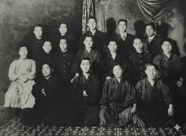 도쿄 2·8독립선언을 주도한 유학생들. 둘째 줄의 왼쪽부터 최팔용, 윤창석, 김철수, 백관수, 서춘, 김도연, 송계백 등의 모습을 확인할 수 있다. /재일본한국YMCA 제공