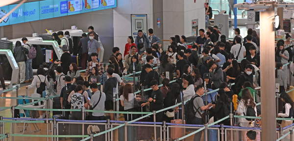 개천절부터 한글날까지 이어지는 추석 연휴를 앞두고 공항 노동자들이 ‘무기한 파업’에 돌입했다. 파업이 장기화되면 역대 가장 많은 이용객이 몰릴 것으로 예상되는 이번 연휴 기간 혼란이 불가피하다. 2025.10.1 /조재현기자 jhc@kyeongin.com