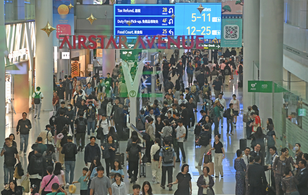 개천절부터 한글날까지 이어지는 추석 연휴를 앞두고 공항 노동자들이 ‘무기한 파업’에 돌입했다. 파업이 장기화되면 역대 가장 많은 이용객이 몰릴 것으로 예상되는 이번 연휴 기간 혼란이 불가피하다. 2025.10.1 /조재현기자 jhc@kyeongin.com