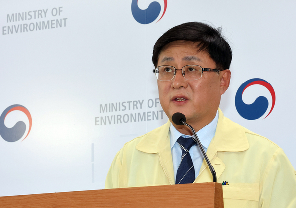 김성환 환경부 장관이 지난 29일 정부세종청사 환경부 기자실에서 윤석열 정부에서 지난해 7월에 발표한 14개 신규댐 중에서 필요성이 낮고 지역 주민의 반대가 많은 7개 댐은 건설 추진을 중단하고 나머지 7개 댐은 지역 내 찬반 여론이 대립하거나 대안 검토 등이 필요해 기본 구상 및 공론화를 통해 최종적으로 결정하겠다고 밝히고 있다. 2025.9.30 /연합뉴스