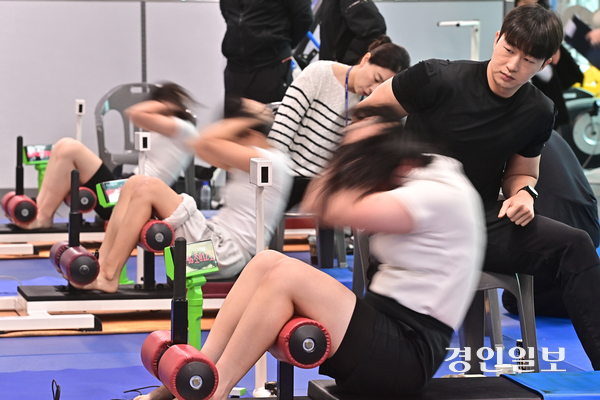 사진은 25일 오전 인천시 남동구 인천경찰청 체력단련장에서 진행된 2025년 하반기 경찰공무원 시험 체력 검정에서 응시생들이 윗몸일으키기를 하고 있다.  2025.9.25 /조재현기자 jhc@kyeongin.com