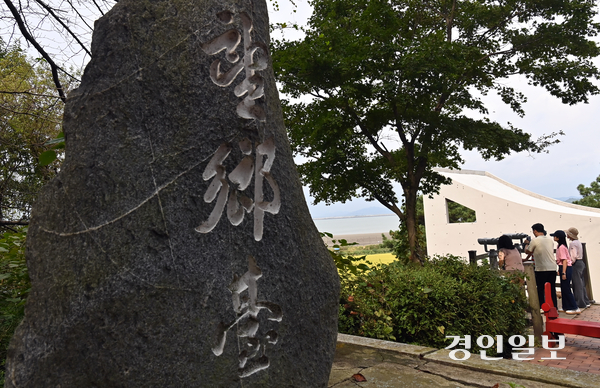 추석 연휴를 앞둔 1일 인천시 강화군 교동도 망향대를 찾은 시민들이 북한 땅을 바라보고 있다. 2025.10.1 /김용국기자 yong@kyeongin.com