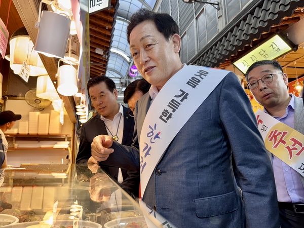 장바구니 들고 시장 누빈 김선교 위원장… ‘물가 안정·<b>민생</b> 최우선’...