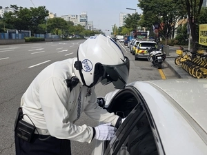 [현장] 추석연휴에도 ‘반칙운전’ 주의보… 불법유턴·끼어들기 1분에 2대꼴