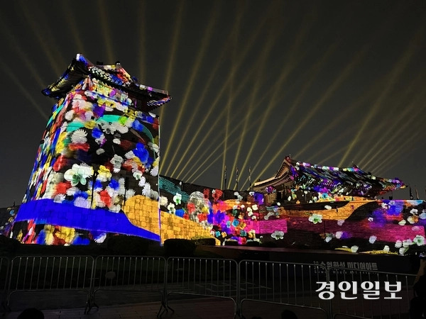 오는 12일까지 펼쳐지는 화성행궁 미디어아트. 2025.10.2 /신지영 기자 sjy@kyeongin.com