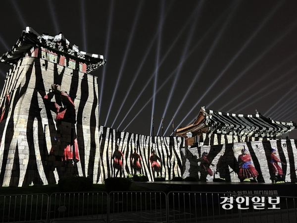 오는 12일까지 펼쳐지는 화성행궁 미디어아트. 2025.10.2 /신지영 기자 sjy@kyeongin.com