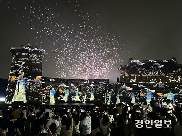 오는 12일까지 펼쳐지는 화성행궁 미디어아트. 2025.10.2 /신지영 기자 sjy@kyeongin.com