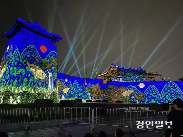 오는 12일까지 펼쳐지는 화성행궁 미디어아트. 2025.10.2 /신지영 기자 sjy@kyeongin.com
