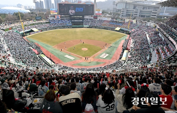 SSG랜더스필드에서 23일 열린 ‘2025 신한 SOL 뱅크 KBO리그’ SSG 랜더스와 두산 베어스 홈 개막 2차전에서 야구팬들이 응원전을 펼치고 있다. 2025.3.23 /김용국기자yong@kyeongin.com