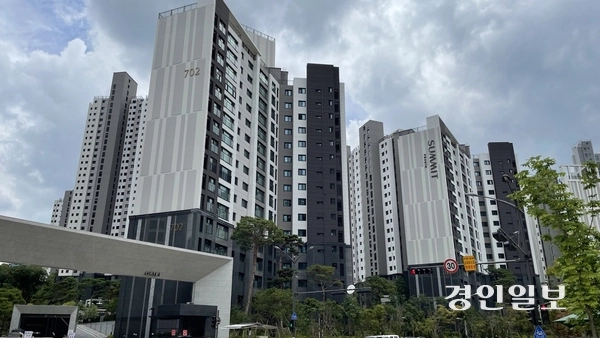 과천시 부림동에 소재한 ‘과천 센트럴파크 푸르지오써밋’ 전경. /경인일보DB