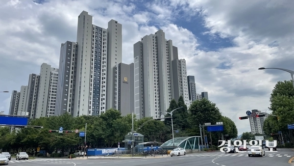 과천 원문동에 소재한 ‘과천위버필드’ 아파트. /경인일보DB