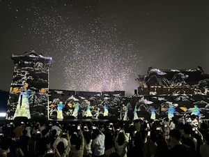 [현장] 수원화성 밤하늘에 비친 정조의 꿈, 시민 환호성 부르다