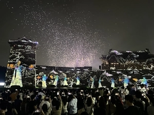 [현장] 수원화성 밤하늘에 비친 정조의 꿈, 시민 환호성 부르다