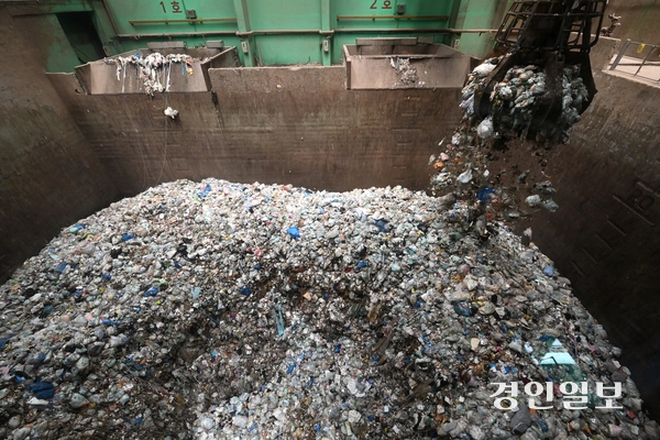 1일 오후 수원시 영통구 자원회수시설에 쓰레기가 산더미처럼 쌓여있다. 2025.7.1 /최은성기자 ces7198@kyeongin.com