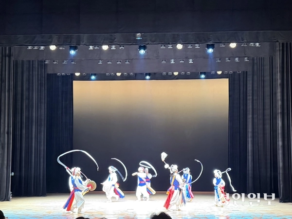 지난 3일 부평아트센터 해누리극장에서 개최된 ‘제10회 청어람’에서 연희 창작집단 지예가 공연하고 있다. 2025.10.3 /박경호기자 pkhh@kyeongin.com