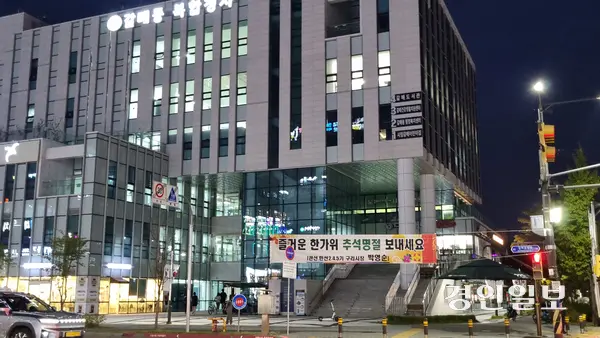 갈매동 행정복합센터 앞 사거리에도 내년 지방선거를 겨냥한 정치인들의 현수막이 내걸렸다. 사진은 박영순 전 구리시장의 것. 2025.10.2 구리/권순정기자 sj@kyeongin.com