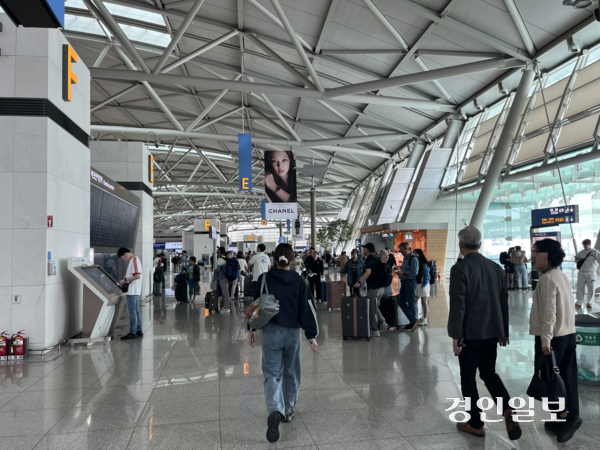 추석 연휴 이틀차인 4일 오전 인천공항 제1여객터미널 출국장이 시민들로 붐비고 있다. 2025.10.4 /송윤지기자 ssong@kyeongin.com