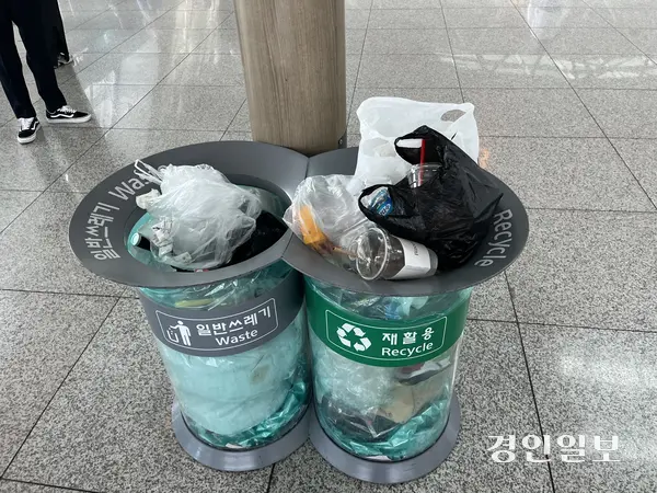 4일 오전 인천공항 제1여객터미널 출국장 안 쓰레기통이 가득 차있다. 2025.10.4 /송윤지기자 ssong@kyeongin.com