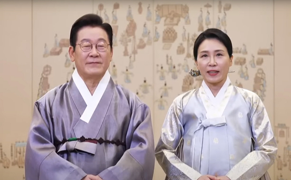이재명 대통령과 김혜경 여사가 추석 연휴 이틀째인 4일 한복 차림으로 영상 메시지를 통해 명절 인사를 전하고 있다. 이 대통령은 “국민 여러분의 부담을 덜어내고 모두의 살림살이가 더 풍족해질 수 있도록 국정에 최선을 다하겠다”며 “우리 산업과 나라가 다시 성장하고 힘차게 도약할 수 있도록 모든 노력을 아끼지 않겠다”고 밝혔다. 2025.10.4 /KTV 캡처