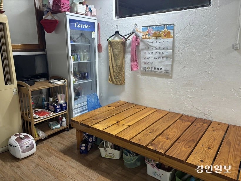 수원 무등탕 여탕 안에는 나무 평상과 냉장고, 밥솥이 놓여 있다. /신현정기자 god@kyeongin.com